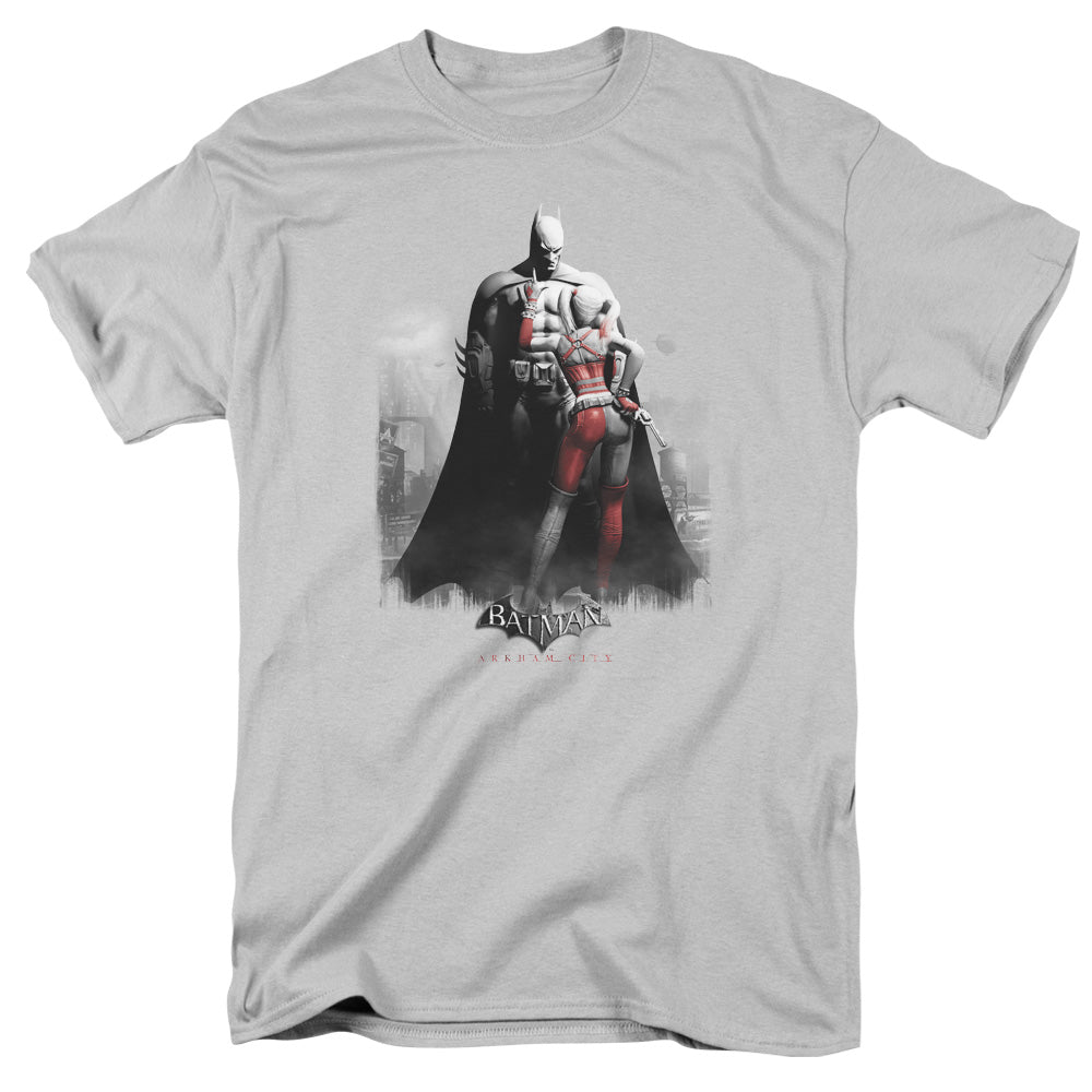 BATMAN ARKHAM CITY/HARLEY AND BATS - S/S ADULT 18/1 - SILVER