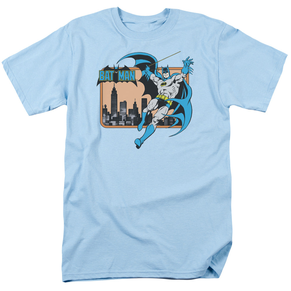 DC BATMAN/BATMAN IN THE CITY - S/S ADULT 18/1 - LIGHT BLUE
