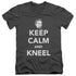 DC/KEEP CALM AND KNEEL - S/S ADULT V-NECK 30/1 - CHARCOAL