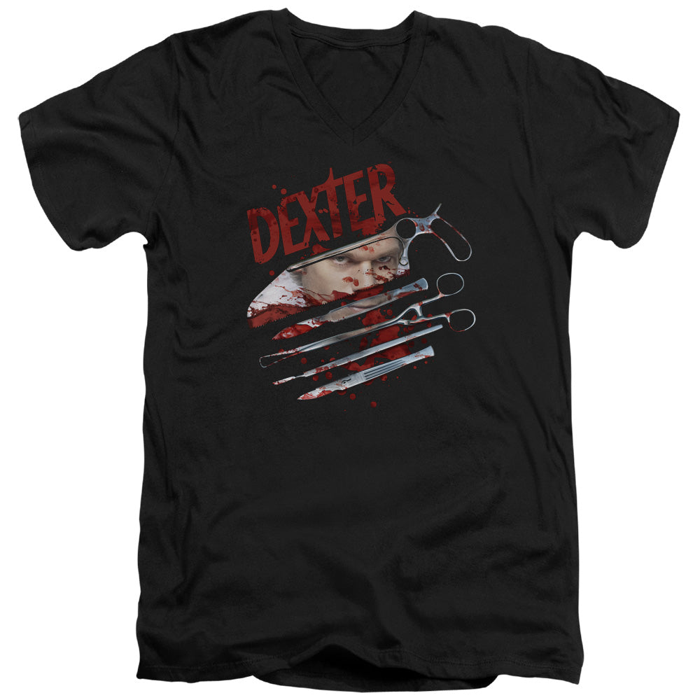DEXTER/BLOOD NEVER LIES 2 - S/S ADULT V-NECK 30/1 - BLACK